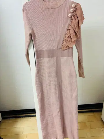 프릴 달린 핑크 니트 원피스