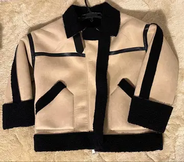 베이지와 블랙 플리스 자켓