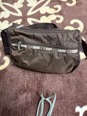 브라운 나일론 숄더백