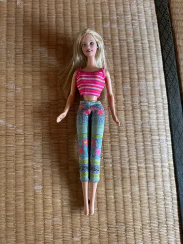 바비 인형 스트라이프 상의 꽃무늬 팬츠