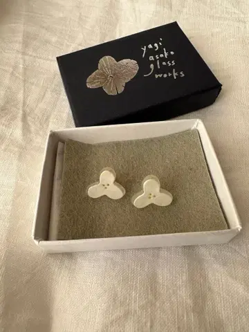야기린넨 유리 귀걸이 꽃 화이트