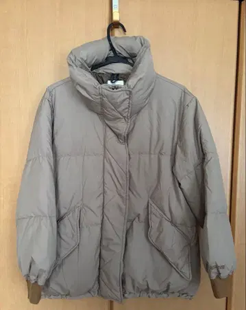 베이지 다운 자켓