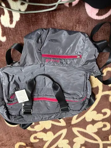 그레이 색상의 중형 숄더백