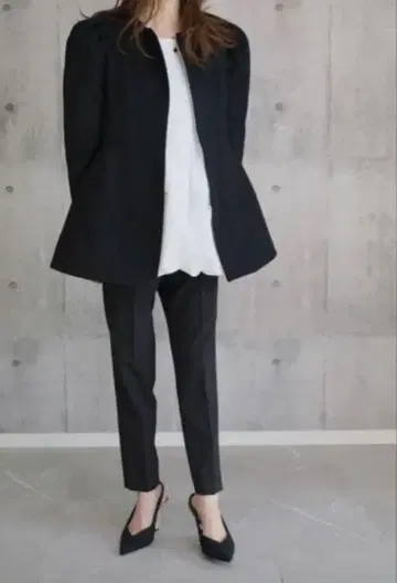 미사용 새상품 em. 엠도트 페플럼 자켓 블랙