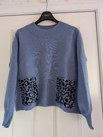 앤드러브 애니멀 포켓 패턴 니트 스웨터