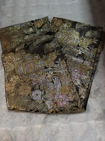 골드 컬러와 블랙 컬러의 꽃무늬 후쿠로 오비