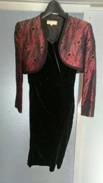 블랙 벨로아 드레스 빨간색 자켓 포함