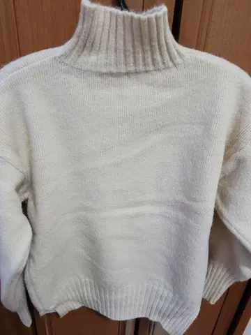 아이보리 터틀넥 니트 긴팔