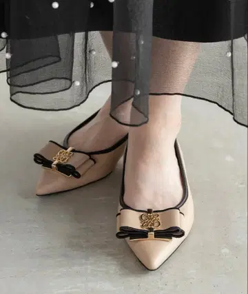 미사용 RANDA 란다 모노그램 부품 리본 플랫 펌프스 / 베이지