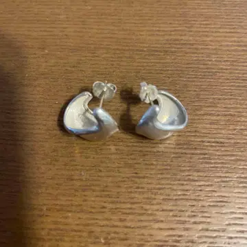 실버 커브형 귀걸이
