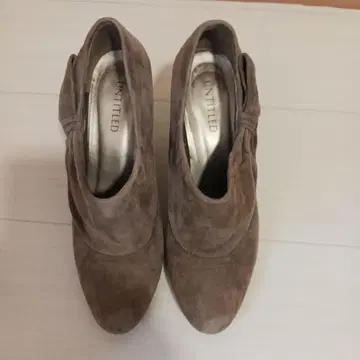 UNTITLED 브라운 스웨이드 펌프스