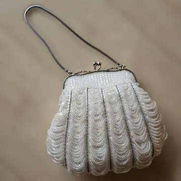 비즈 장식 화이트 클러치백 앤티크