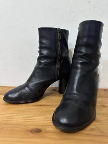 momon. 카프 레더 숏부츠 네이비 블랙