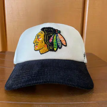 자수 로고 야구 모자 화이트/블랙