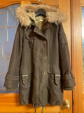 카키색 후드 부착 보아 코트