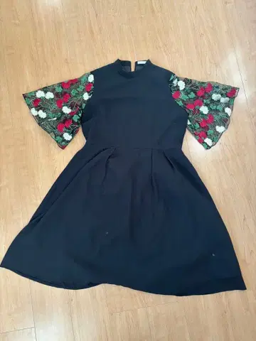 블랙 플레어 슬리브 자수 원피스