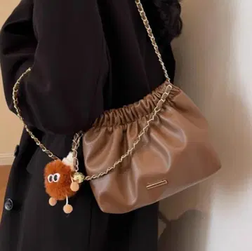 브라운 합성 피혁 숄더백