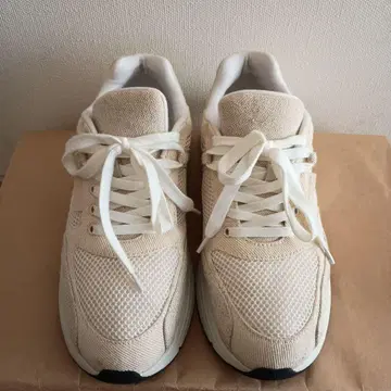 베이지 메쉬 스니커즈