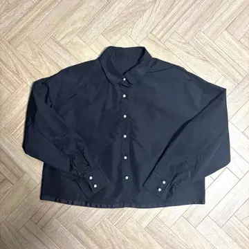 글로벌 워크 타카야마 나오코 콜라보 / 펄 크롭 셔츠 / EiiS