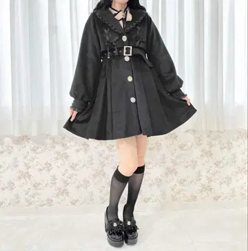 프릴 달린 블랙 롱 코트