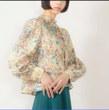 작년 로이스크레용 큐핏 플라워 블라우스