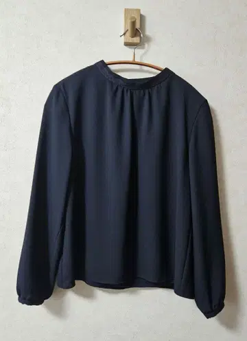 라운드넥 블라우스