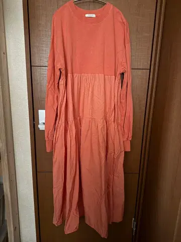 프릭스스토어 피그먼트 가공 티어드 절개 원피스