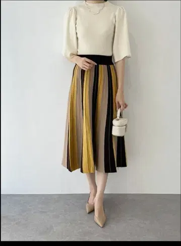 BLUE EAST 배색 스트라이프 니트 플레어 스커트