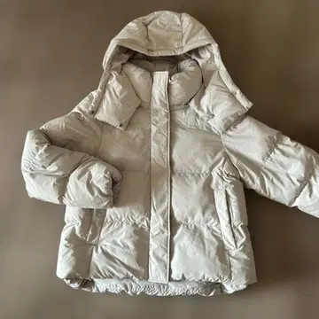 GU 라이트 그레이 화이트 후드 다운 자켓