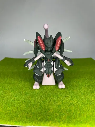 다크 그린과 핑크 피규어 약 8-10cm