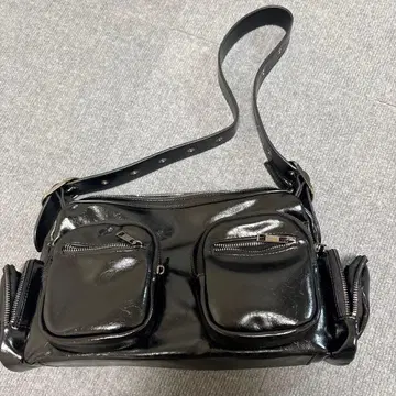 블랙 숄더백 프론트 포켓 부착
