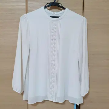 리플렉트 프릴 디자인 아이보리 긴팔 블라우스 M 사이즈