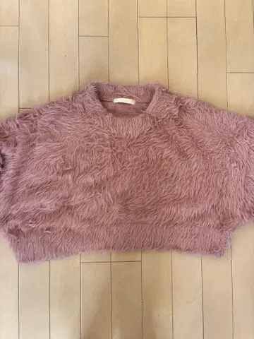 Chico 핑크 퍼 소재 크롭 기장 긴팔 니트