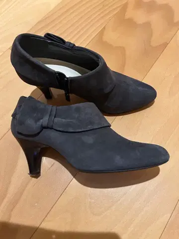 내추럴 뷰티 다크 그레이 리본 포함 힐 부츠