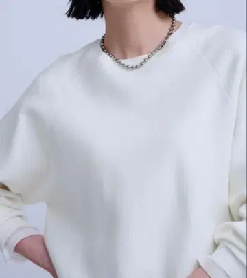 화이트 맨투맨 니트