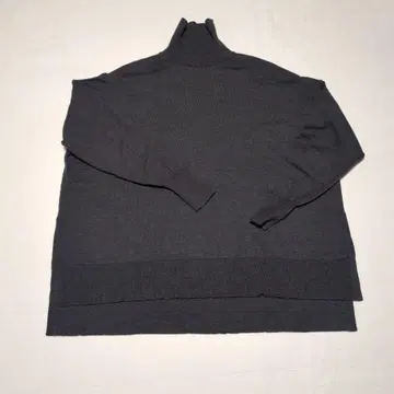 다크 그레이 터틀넥 니트