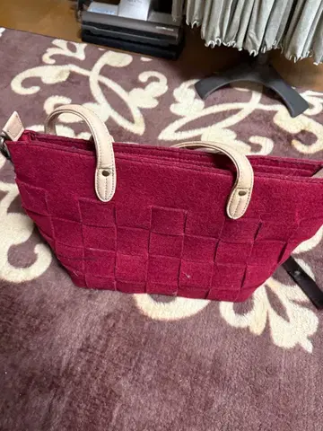 와인 레드 펠트 숄더백