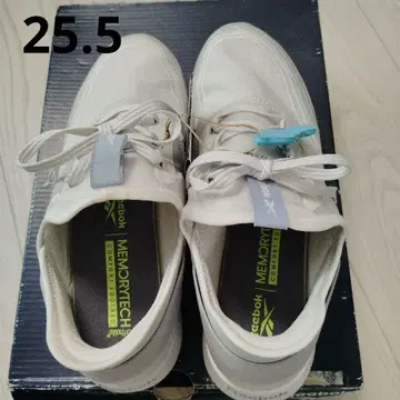 미사용 새상품 리복 메모리테크 스니커즈 25.5