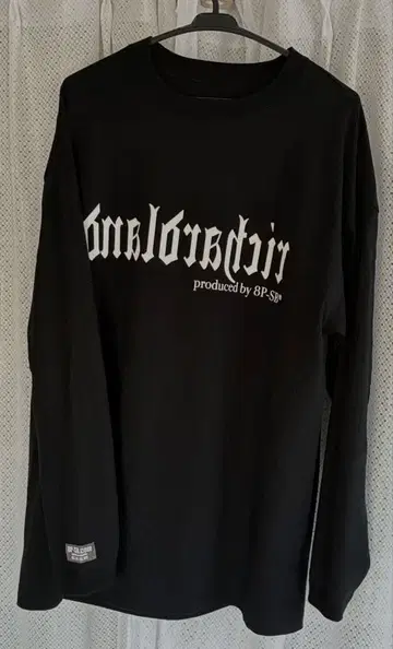 8P-SB 로고 프린트 긴팔 티셔츠 블랙