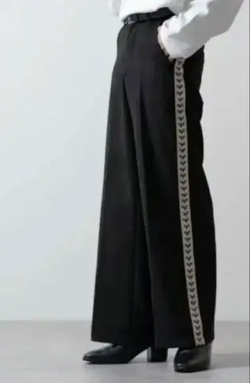 CLEL 루즈 플레어 사이드 디자인 트랙 팬츠 (블랙)