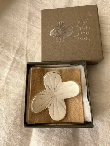 야기린넨 핑 브로치 꽃 화이트