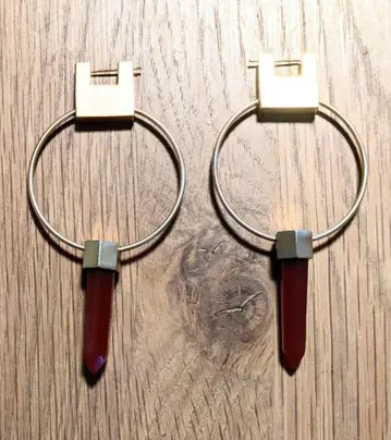 마메쿠로구치 후프 귀걸이 빨간색 크리스탈형