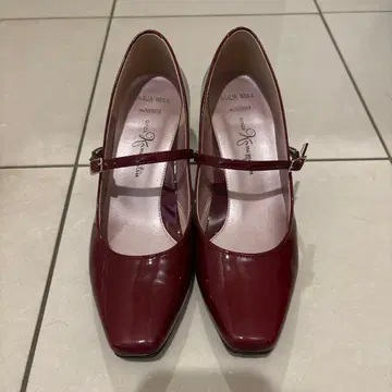 카네마츠 버건디 스트랩 펌프스