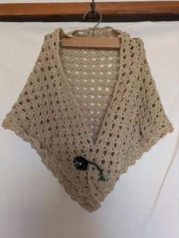 브라운 베이지의 포근한 니트 삼각형 스톨