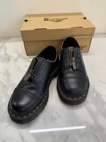 Dr. Martens 블랙 로퍼 지퍼 포함