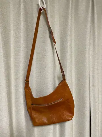 Dakota 다코타 숄더백 로고 엠보 가죽