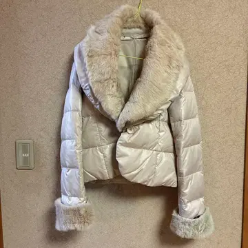 아이보리 퍼 포함 숏 다운 자켓