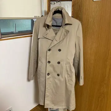 베이지 더블 브레스트 트렌치코트