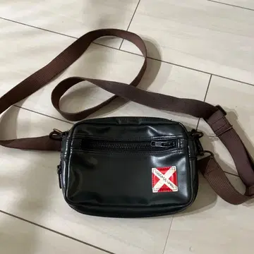 블랙 합성 피혁 숄더백