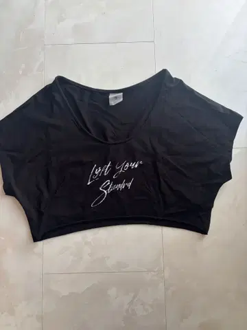 LYFT 블랙 크롭 T셔츠